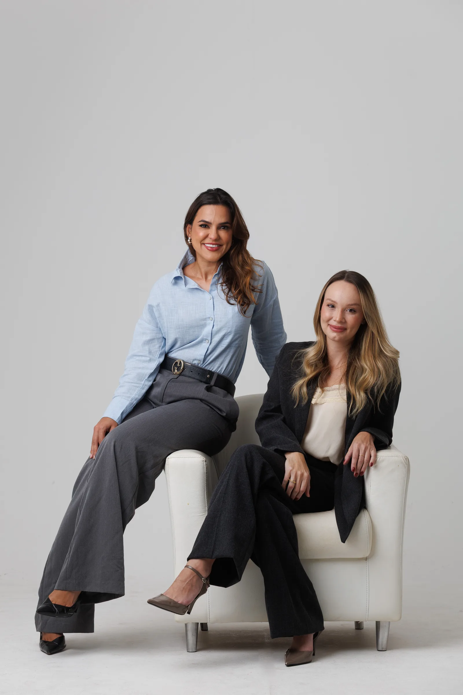 Dra. Letícia e Dra. Bruna, cirurgiãs plásticas da Plasttica em Santos