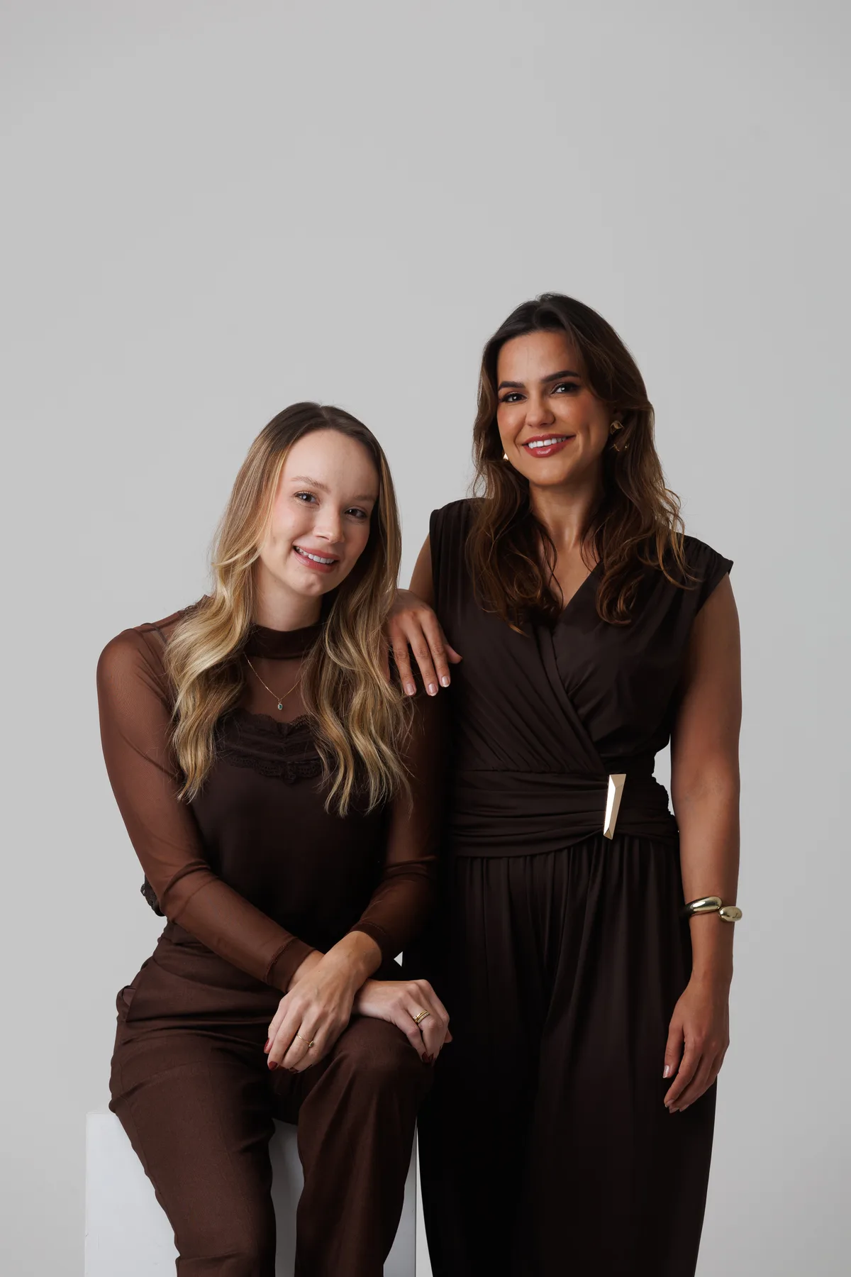 Dra. Letícia e Dra. Bruna, cirurgiãs plásticas da Plasttica, em estúdio